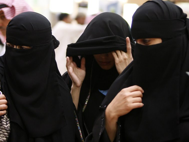 اضغط لمشاهدة الفيديو: نساء في السعودية ترتدين العباءة على المقلوب!